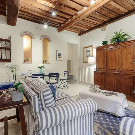 1400's Apartment, Stylish Smart Ground Floor Inside Apartment Lucca