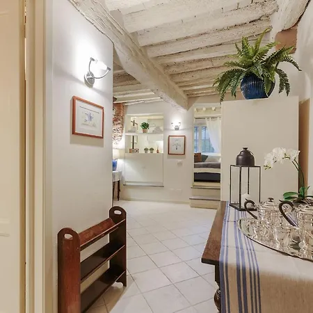 Apartment 1400's Apartment, Stylish Smart Ground Floor Inside