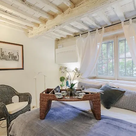1400's Apartment, Stylish Smart Ground Floor Inside Apartment Lucca