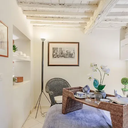 1400's Apartment, Stylish Smart Ground Floor Inside Apartment Lucca