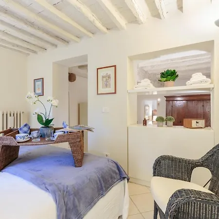 Apartment 1400's Apartment, Stylish Smart Ground Floor Inside Lucca