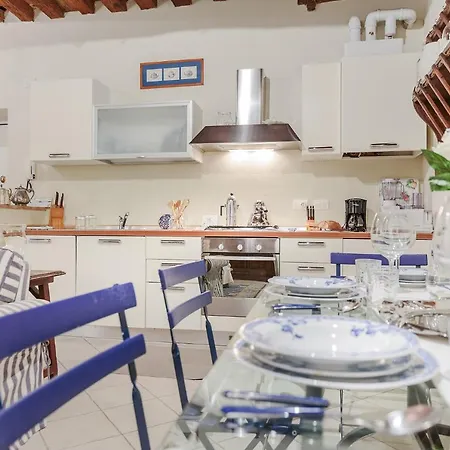 Apartment 1400's Apartment, Stylish Smart Ground Floor Inside Lucca